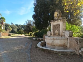 Fontana in un viale di Villa Doria Panfili a Roma in Italia.  - obrazy, fototapety, plakaty