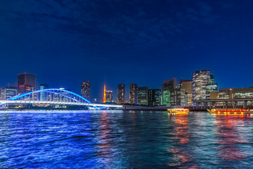 東京リバーサイドの夜景とイルミネーションの橋　東京