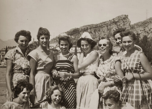 FOTO VINTAGE CON GRUPPO DI RAGAZZE ALL'APERTO	