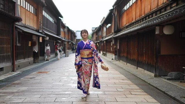 青い着物を着た若い女性が石川県金沢市ひがし茶屋街の古い町並みを歩く動画 4k60fps Video of a young woman in a blue kimono walking through the old streets of Higashi Chaya-gai, Kanazawa, Ishikawa, Japan 4k60fps
