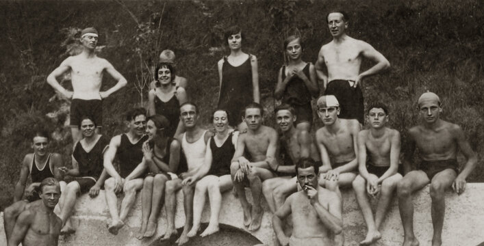 FOTO ANTICA CON GRUPPO DI GIOVANI IN COSTUME	