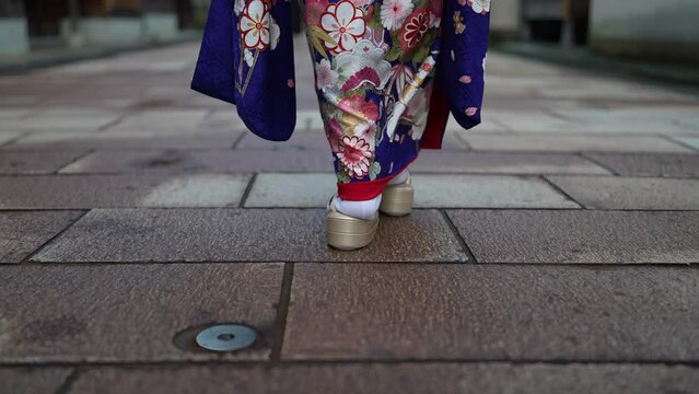 青い着物を着た若い女性が石川県金沢市ひがし茶屋街の古い町並みを歩く動画 4k60fps Video of a young woman in a blue kimono walking through the old streets of Higashi Chaya-gai, Kanazawa, Ishikawa, Japan 4k60fps