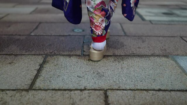 青い着物を着た若い女性が石川県金沢市ひがし茶屋街の古い町並みを歩く動画 4k60fps Video of a young woman in a blue kimono walking through the old streets of Higashi Chaya-gai, Kanazawa, Ishikawa, Japan 4k60fps