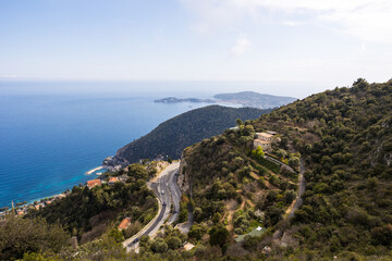 Route de la Moyenne Corniche à Eze, longeant le littoral © Ldgfr Photos