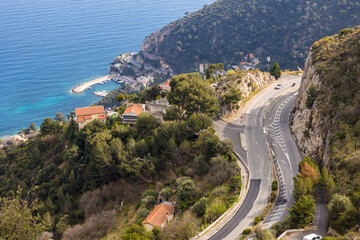 Route de la Moyenne Corniche à Eze, longeant le littoral © Ldgfr Photos