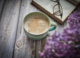 Kaffee und Lesen