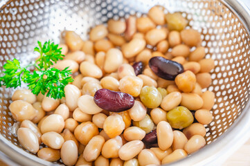 ザルに入ったミックスビーンズ