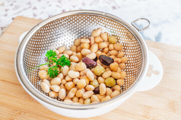 ザルに入ったミックスビーンズ