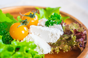 手作りチーズと新鮮野菜