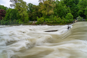 Leichtes Isar-Hochwasser an der Maximiliansbrücke in München