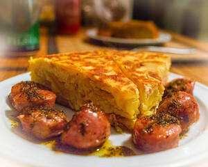 Tortilla de patatas con chorizo criollo