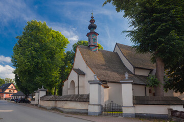 Kacwin i okolice - Bacówka i krajobraz Spiszu. Budynek kościoła pośród drzew.