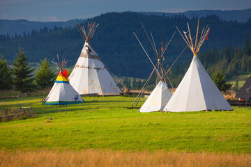 Kacwin i okolice - Bacówka i krajobraz Spiszu. Tipi na zielonym polu.