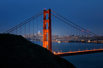 Blick über die Golden Gate Bridge auf San francisco am Abend