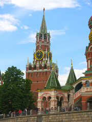 Fototapeta na wymiar Spasskaya Tower of the Moscow Kremlin with chimes on a clear day