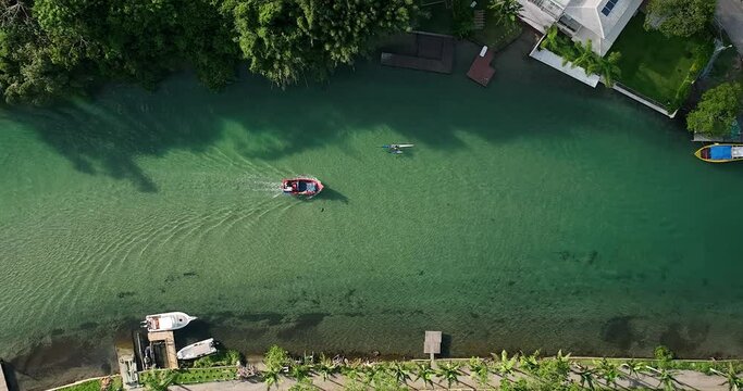 Canal com Lancha e Canoagem