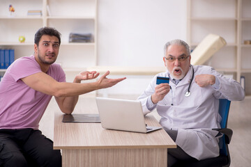 Obraz premium Young male patient visiting old male doctor