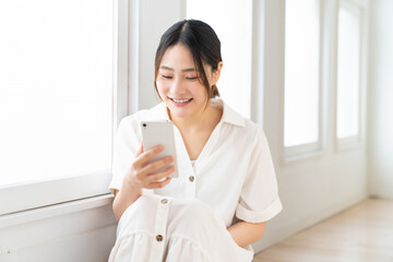 スマホを見る女性