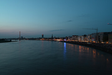 Naklejka premium rhein in düsseldorf vor japanischem feuerwerrk, nrw, deutschland