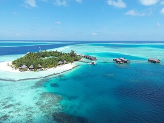 Fototapeta na wymiar An idyllic paradise: a stunning aerial view of an island surrounded by crystal clear blue waters