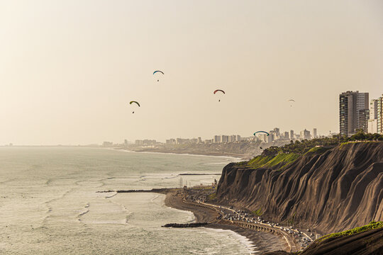 Vista de tarde en la Costa Verde - Miraflores, Lima, Per&uacute;	
