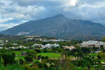 Fototapeta na wymiar campo de golf en Marbella con montaña al fondo y cielo azul