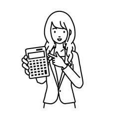 立って電卓を指差してこちらに向けて見せているスーツの女性