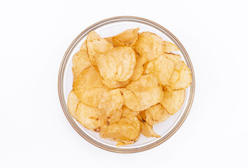 Kartoffelchips in einer Glasschale