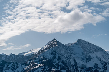 Fototapeta na wymiar Epischer Schnee mit Bergen