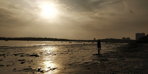 Fototapeta premium sunset on the Mumbai Versova beach