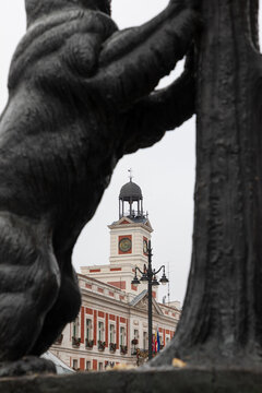 Vista de la torre de la sede de la comunidad de Madrid en la puerta del Sol con el monumento al oso y el madroño en primer término.