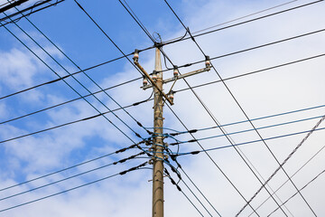 電柱と空を斜めに走る電線