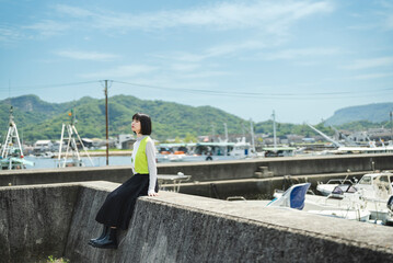 港町を旅する女性