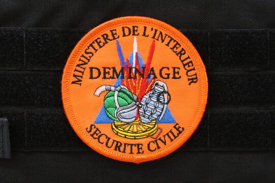 Logo et texte "Déminage – Sécurité civile – Ministère de l’Intérieur" inscrits sur un écusson brodé, insigne officiel sur l’uniforme d’un démineur français – juin 2022 (France)