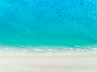 Obraz premium Aerial view with beach in wave of turquoise sea water shot, Top view of beautiful white sand background