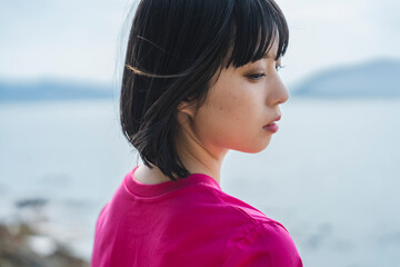 海岸を旅する女性