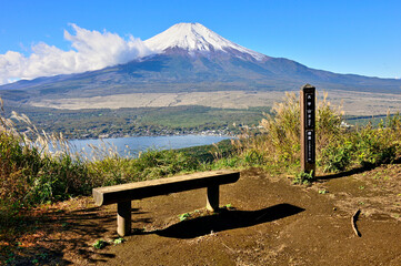 道志山塊の大平山山頂より望む富士山
 - obrazy, fototapety, plakaty