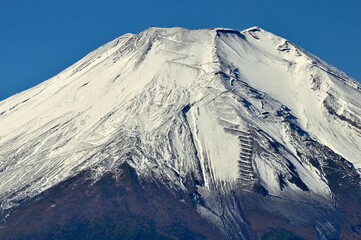道志山塊の大平山山頂より雪化粧した富士山
