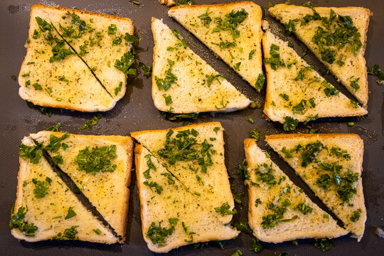 Grzanki tostowe z czosnkiem i ziołami