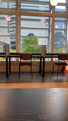 사무실 창가 테이블