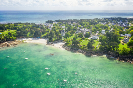 Fouesnant en Bretagne, vue a&eacute;rienne du rivage vers la pointe de Beg Meil