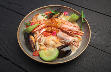 Fried shrimp with sea mussels and fruit