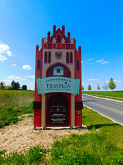 Fototapeta premium Stadt Templin in der Uckermark, Brandenburg / Deutschland - 07. Mai 2023: Schild mit der Aufschrift AUF WIDERSEHEN in Templin 