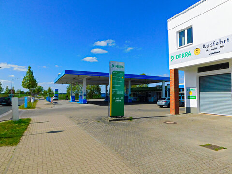 Stadt Templin in der Uckermark, Brandenburg / Deutschland - 07. Mai 2023: Aral Tankstelle mit DEKRA Pr&uuml;fstelle