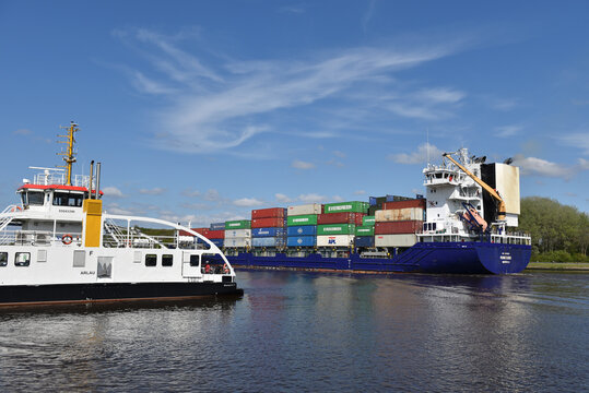 Hybrid-Fähre und Containerschiff im Nord-Ostsee-Kanal 