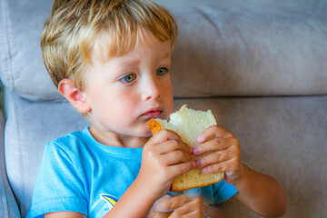 enfant en train de manger une tranche de brioche