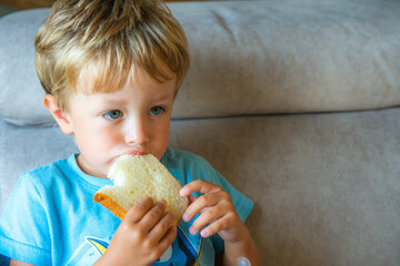 enfant en train de manger une tranche de brioche à la maison