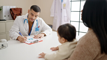 Obraz premium Couple and son having medical consultation at clinic