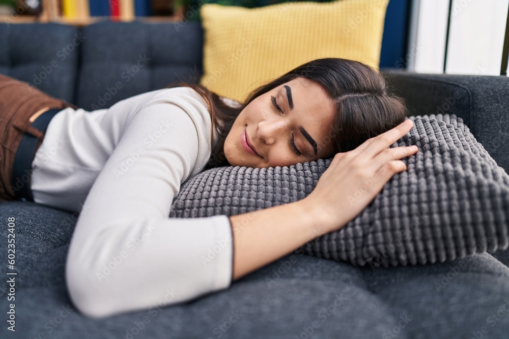 Poster Young beautiful hispanic woman lying on sofa sleeping at home