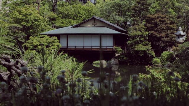 Posadas para el emperador de Japon en un parque Japones sobre un estanque con peces carpa de colores y mucha vegetacion